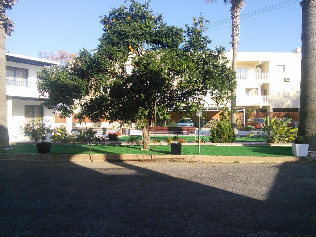 Zoe'S Court Aparthotel Klorakas Exterior photo