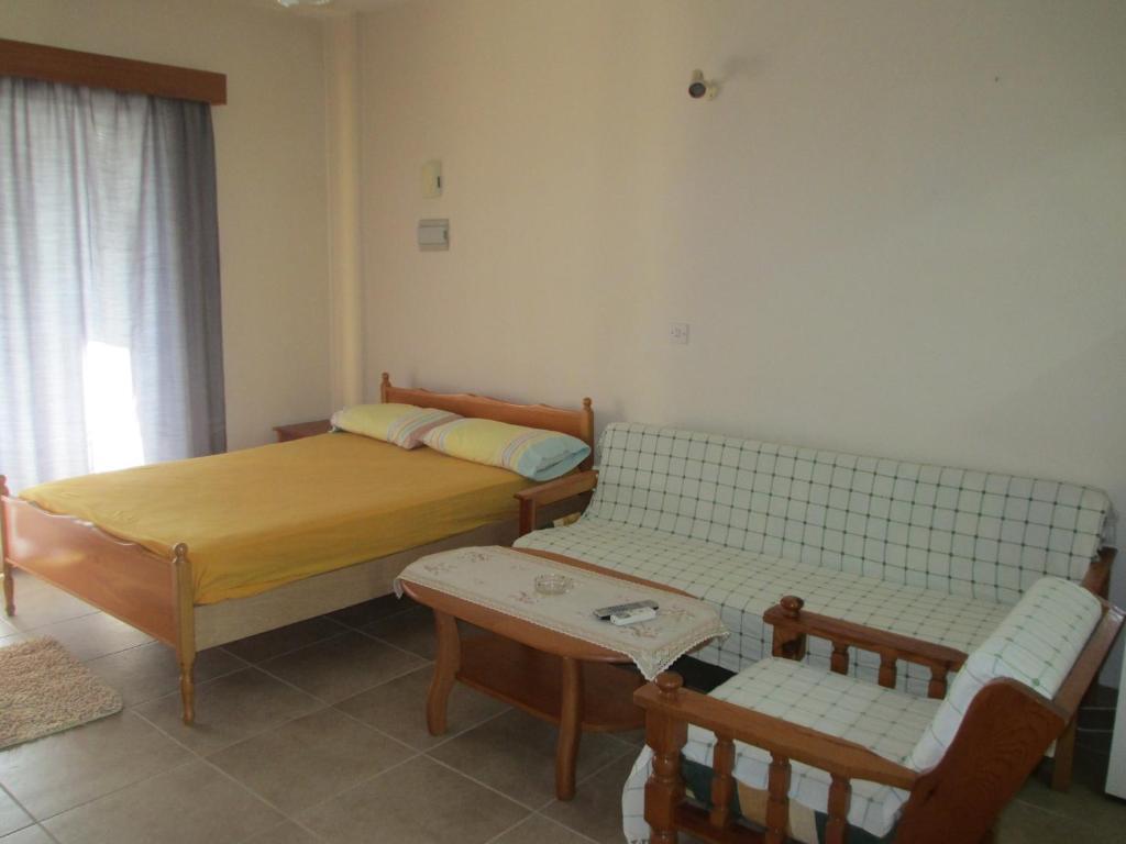 Zoe'S Court Aparthotel Klorakas Room photo