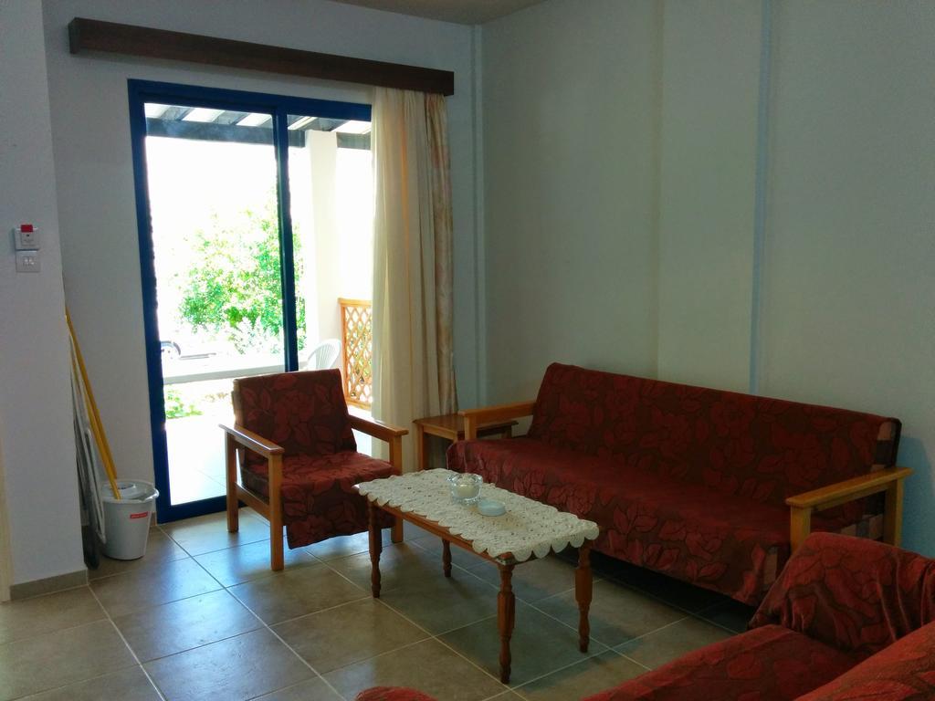 Zoe'S Court Aparthotel Klorakas Exterior photo