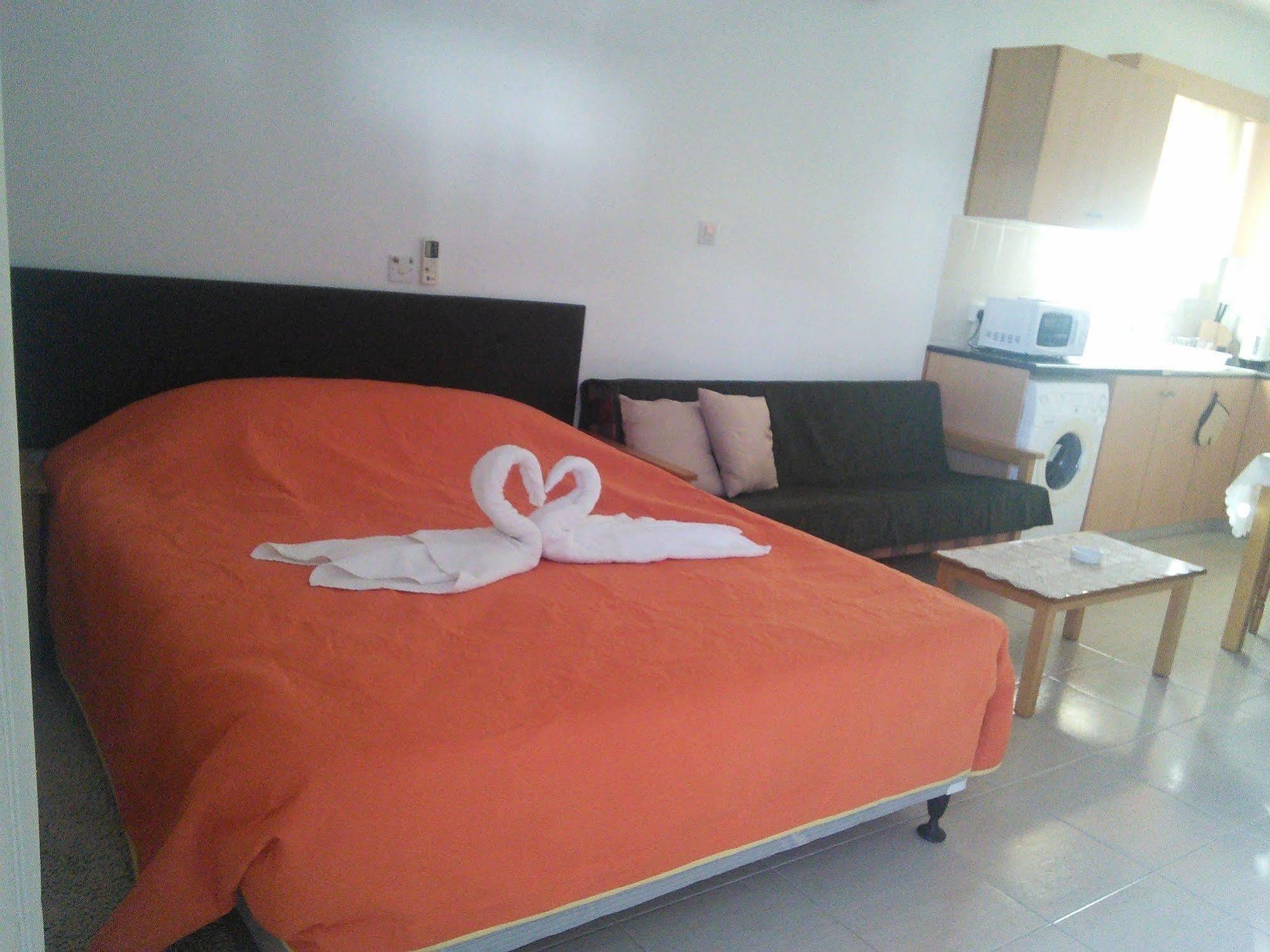 Zoe'S Court Aparthotel Klorakas Exterior photo